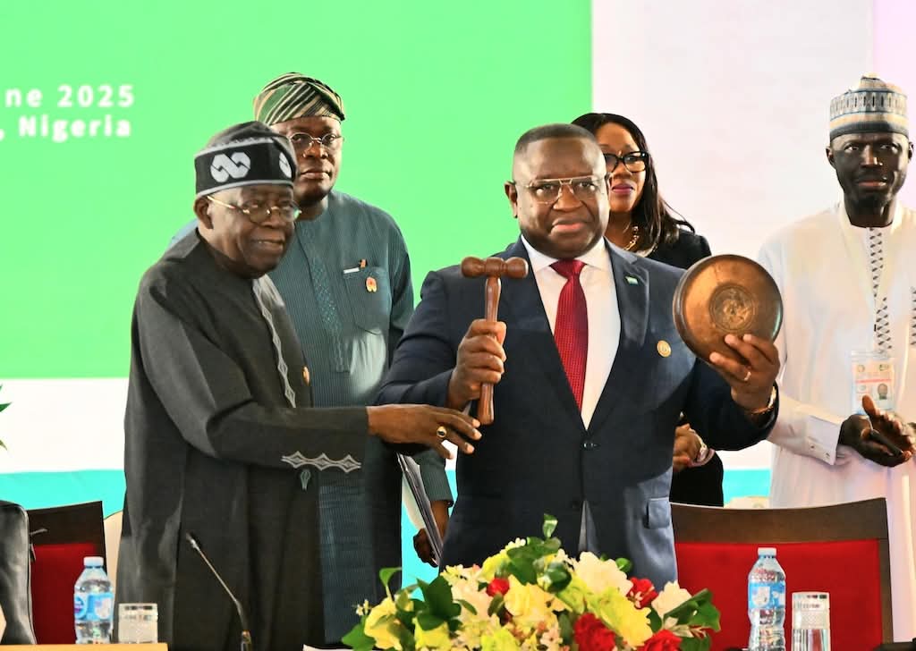 Tinubu hands over ECOWAS leadership to Sierra Leone’s President Bio