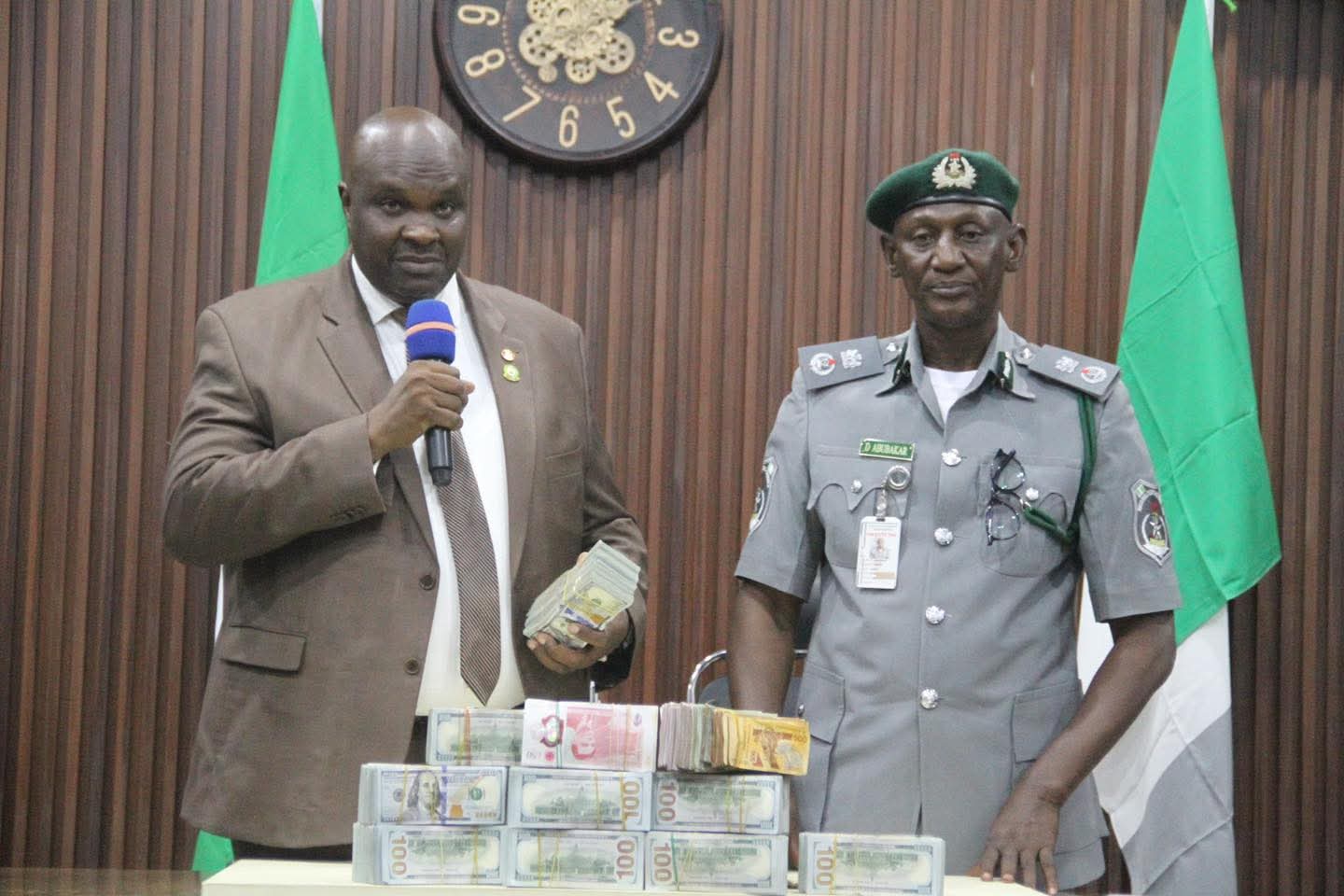 Customs intercepts N654m foreign currency, hands suspects to EFCC