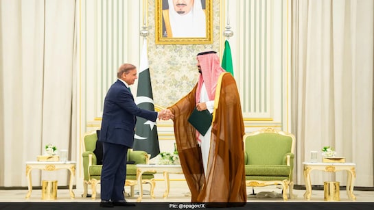 Saudi, Pakistan ink defense pact as Gulf confidence in U.S. wavers